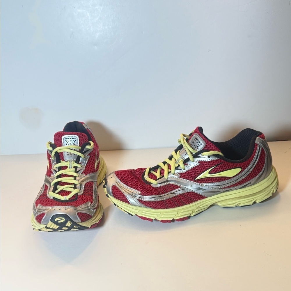 Brooks Launch model in a red and yellow Size 10